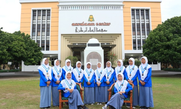 Pembina dan Santri Putri IMMIM di PPMI Assalam, Sukoharjo. (foto: ist/palontaraq)