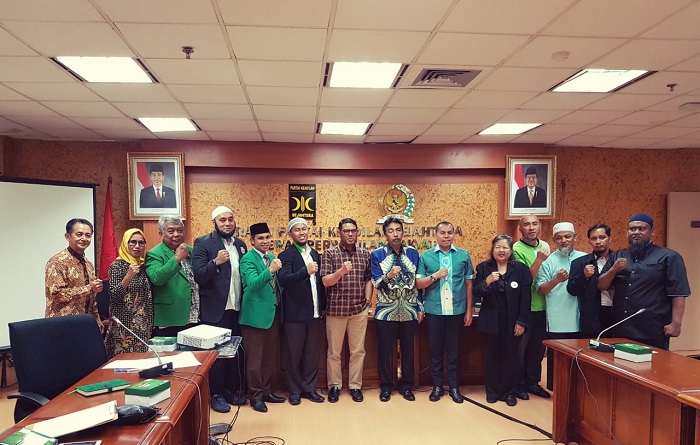 FIPTI Tuntut Keadilan bagi Pengobat Tradisional Pengobat Tradisional dari berbagai organisasi profesi di DPR RI. (foto: ist/palontaraq)