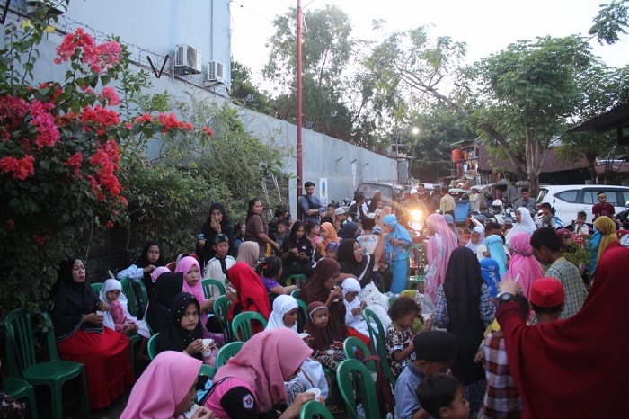 Bukber Komunitas bersama warga dan anak-anak jalanan Kerung-kerung. (foto: mnawir/kpaj)