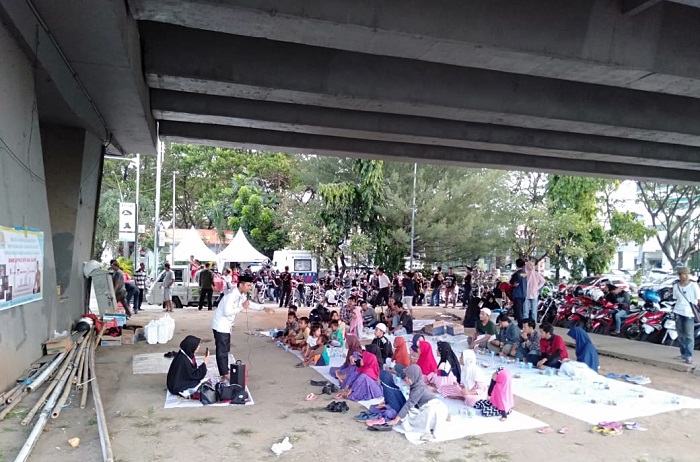 Pesan Dakwah Prof dr. Veni Hadju.Ph.D: Stunting (23) Buka bersama anak-anak jalanan dibawah flyover Makassar. (foto: kpajmakassar)