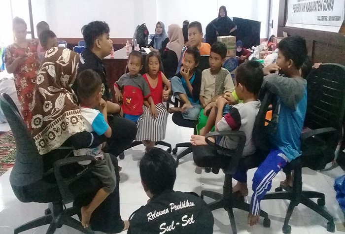 Pesan Dakwah Prof dr Veny Hadju, Ph.D: Stunting (17) Relawan RPI ditengah Anak-anak korban Banjir. (foto: ist/palontaraq)