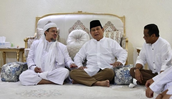 Prabowo bersama Habib Rizieq Shihab di Mekkah. (foto: ist/palontaraq)
