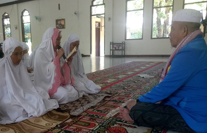 Jaga adab terhada[ guru. (foto: ist/palontaraq)