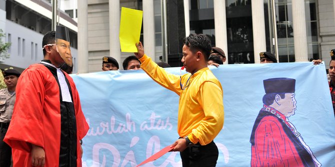 Aksi teatrikal tuntut Arief Hidayat mundur dari Ketua MK