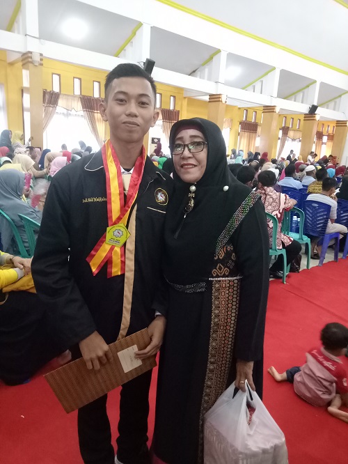 Beri apresiasi pada prestasi dan kelulusan anak. (foto: mfaridwm/palontaraq)