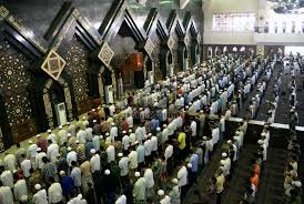Catatan Etta Adil: Lantai Masjid (4) Ilustrasi - Shalat Jumat di Masjid al-Markaz al-Islami, Makassar. (foto: ist/palontaraq)