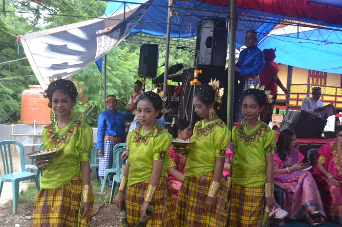 Pemakaian Baju Bodo pada Perempuan usia remaja. (foto: mfaridwm/palontaraq)