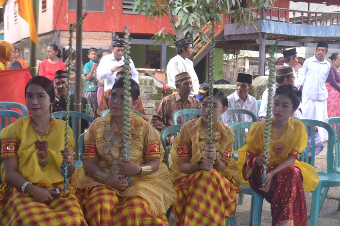 Pemakaian Baju Bodo pada Perempuan usia remaja. (foto: mfaridwm/palontaraq)