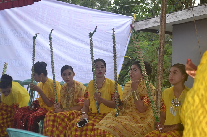 Pemakaian Baju Bodo pada Perempuan usia remaja. (foto: mfaridwm/palontaraq)