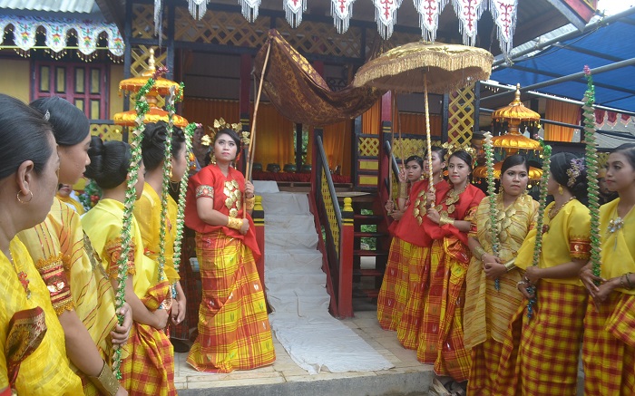 Pemakaian Baju Bodo pada Perempuan usia remaja. (foto: mfaridwm/palontaraq)
