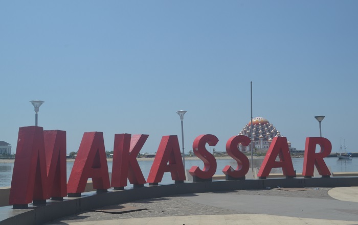 Makassar auf Deutsch kennenlernen Tulisan "Makassar" di Anjungan Pantai Losari, Kota Makassar. (foto: mfaridwm/palontaraq)