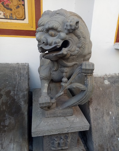 Patung singa di kiri kanan pintu bagian depan vihara lantai 1. (foto: mfaridwm/palontaraq)