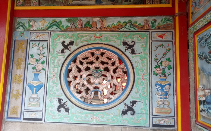 Ornamen dekoratif pada dinding utama sebelum memasuki vihara. (foto: mfaridwm/palontaraq)