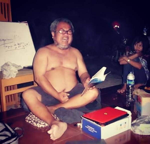 Sastrawan Asdar Muis saat membaca puisi. (foto: ist/palontaraq)