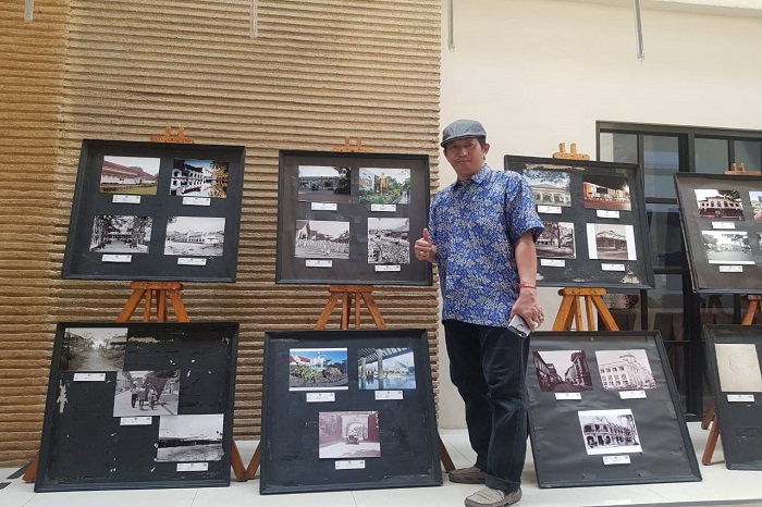 Penulis di depan Pameran Foto Bangunan Bersejarah/Cagar Budaya Kota Makassar, Hotel Singgasana, Kota Makassar (21/10/2019) (foto: abbyonety/palontaraq)