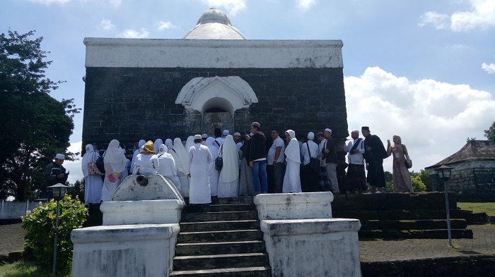 Para peziarah di Kompleks Makam Arung Palakka. (foto: mfaridwm/palontaraq)