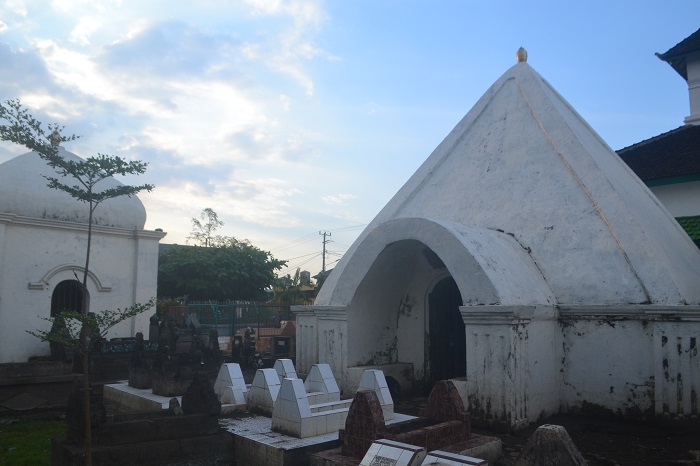 Kompleks Makam Raja Gowa/Makassar di sekitar Masjid Tua Katangka. (foto: mfaridwm/palontaraq)
