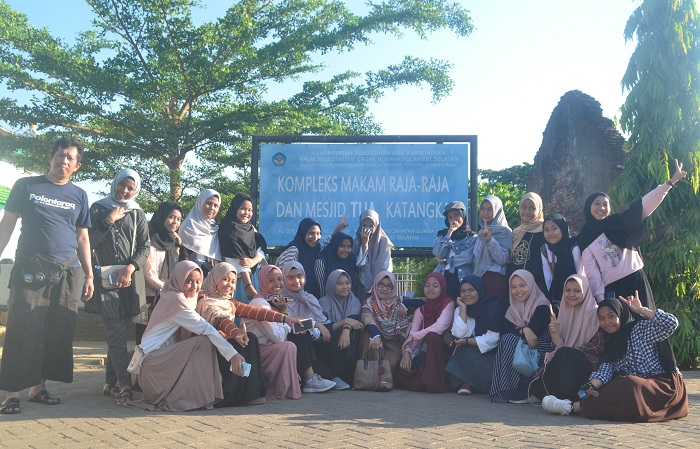 Foto bersama di Halaman Masjid Tua Katangka. (foto: mfaridwm/palontaraq)
