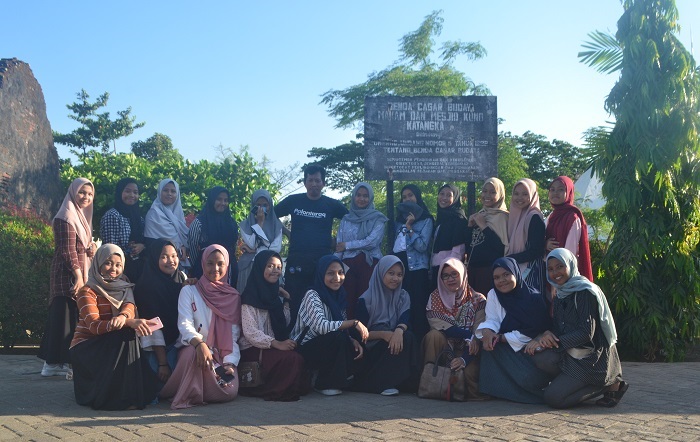 Foto bersama di Halaman Masjid Tua Katangka. (foto: mfaridwm/palontaraq)