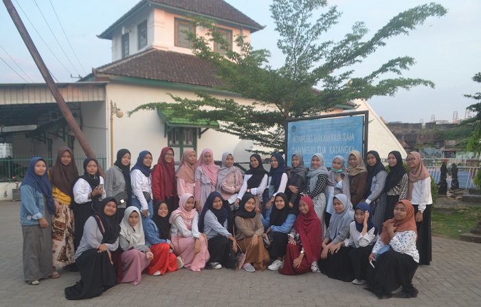 Foto bersama di Halaman Masjid Tua Katangka. (foto: mfaridwm/palontaraq)