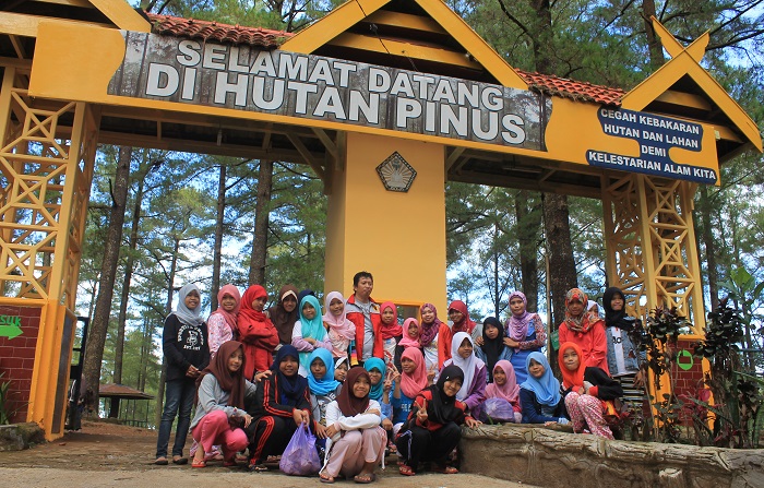 Berkunjung ke Hutan Pinus Malino. (foto: ist/palontaraq)