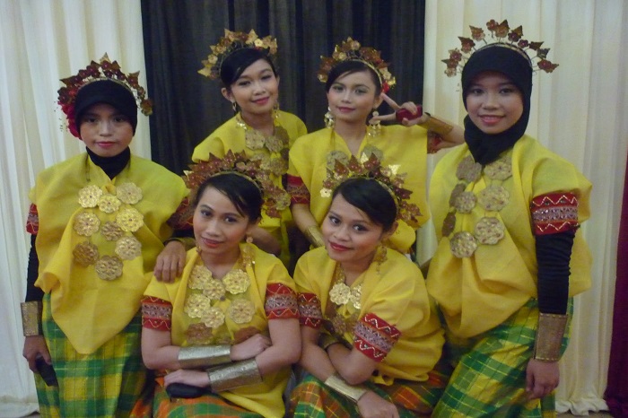 Gadis-gadis Bugis dalam Pakaian Baju Bodo. (foto: ist/palontaraq)