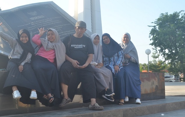 Foto bersama di Prasasti Peresmian depan Masjid Agung Syekh Yusuf, Gowa. (foto: ist/palontaraq)