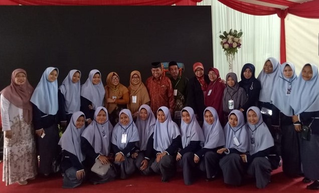 Pengasuh Ponpes Putri IMMIM dan Santriwati Kelas XII di Milad IMMIM, Makassar. (foto: mfaridwm/palontaraq)