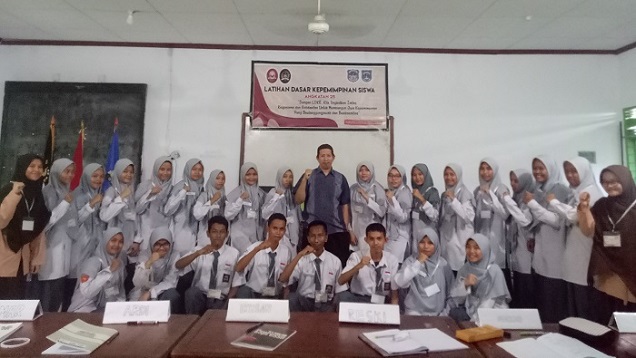 Menjadi Pemateri "Penulisan Karya Tulis Ilmiah Remaja" dalam Latihan Dasar Kepemimpinan (LDK) SMA Negeri 1 Pangkajene. (foto: ist/palontaraq)
