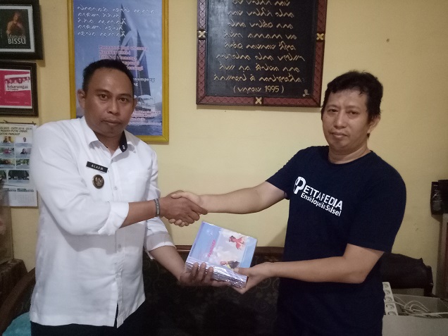 Penulis menyerahkan secara simbolis Bantuan Buku dan Majalah sebanyak 2 Dos untuk Rumah Baca "Palontaraq Puang Tellue" di Borong Untia, Desa Biringere. (foto: ist/palontaraq)