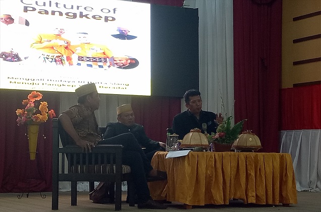 Sebagai Pembicara pada Seminar Kebudayaan Daerah Pangkep. (foto: ist/palontaraq)