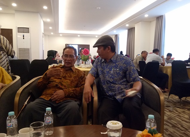 Penulis bersama Pembedah Buku, Prof Dr Ahmad M. Sewang, MA, Guru Besar Sejarah Kebudayaan Islam UIN Alauddin Makassar. (foto: ist/palontaraq)