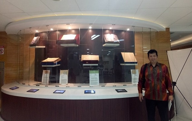 Penulis di Lantai 16 Layanan Koleksi Naskah Tua Nusantara, Perpustakaan Nasional RI, Jakpus. (foto: ist/palontaraq)