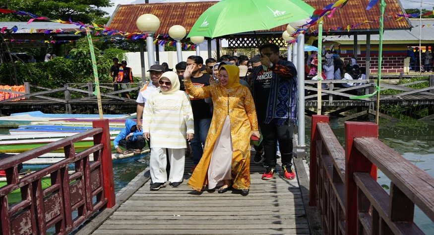 Ketua TP PKK Pangkep buka Pasar Apung Ketua TP PKK Kabupaten Pangkep, Ny.Hj. Rismayani Syamsuddin membuka pasar apung (floating market) pertama di Sulsel, berada di rest area Sungai Limbangan, Kecamatan Ma'rang, Pangkep. (foto: ist/palontaraq)