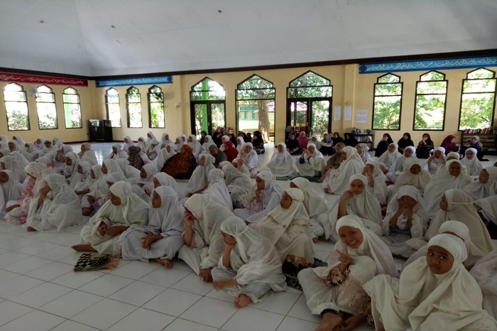 Putri IMMIM melawan Covid-19 Saat mendengarkan Sosialisasi Kesiap-siagaan menghadapi pandemi Virus Corona (Covid-19), saat hari terakhir kami di pesantren sebelum diliburkan. (foto: ist/palontaraq)