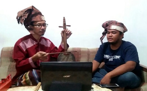 Seorang Pasinrilik, di era kekinian sudah menggunakan alat bantu laptop untuk mengingatkan ceritera dengan bahasa berirama yang dibawakannya. (foto: ist/palontaraq)