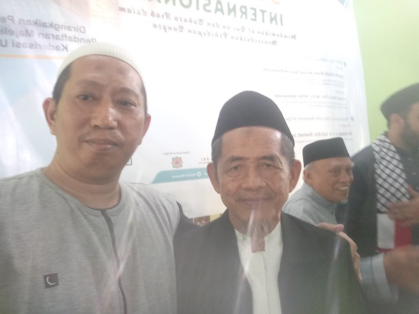 Foto bersama dengan AGH Muhammad Abdul Shamad, Lc hafidzahullah, salah seorang Pemateri dalam Seminar Internasional AlQuran. (foto: ist/palontaraq)
