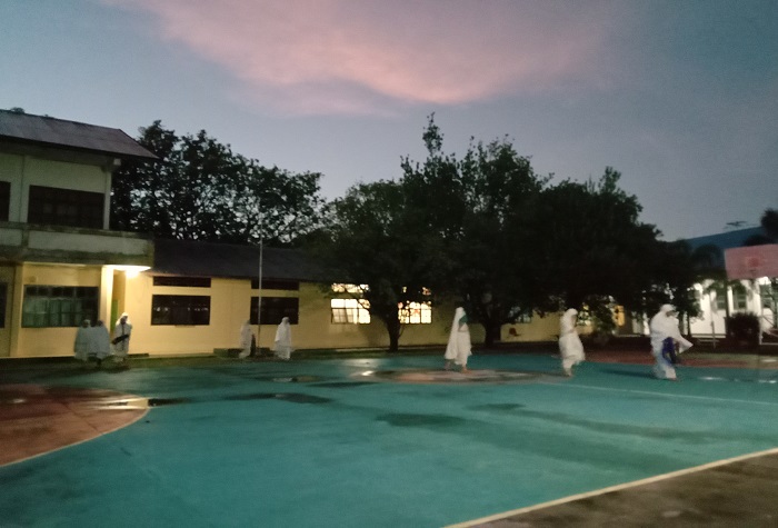 Santri baru pulang dari Shalat Subuh. (foto: ist/palontaraq)