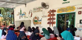 Ujian Semester Ganjil Mapel SKI Kelas XII Santriwati Putri IMMIM di Hotspot Center. (foto: ist/palontaraq)