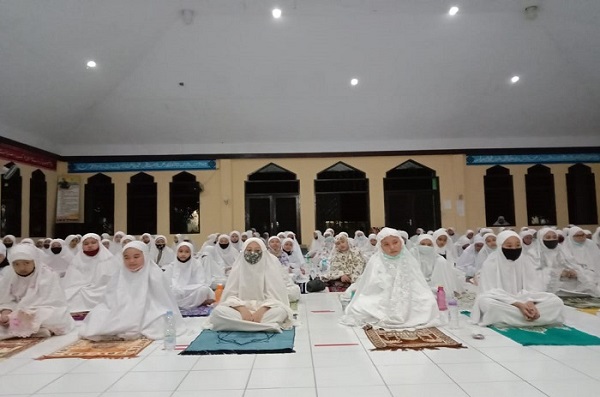 Santriwati Ponpes Modern Putri IMMIM Pangkep. (foto: ist/palontaraq)