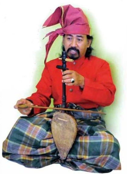 Seorang Pasinrilik, Syarifuddin Daeng Tutu memainkan alat musik tradisional Kesok-kesok. (foto: ist/palontaraq)