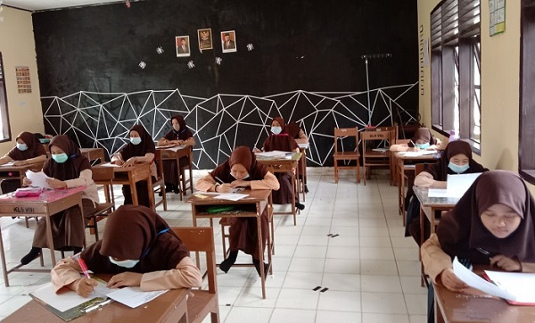 Para Santriwati/Siswi Kelas VIII yang sedang asyik mengikuti Ujian Semester Ganjil TP.2020/2021 untuk Mapel Kepesantrenan. (foto: ist/palontaraq)