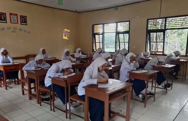 Para Santriwati/Siswi Kelas VIII yang sedang asyik mengikuti Ujian Semester Ganjil TP.2020/2021 untuk Mapel Kepesantrenan. (foto: ist/palontaraq)