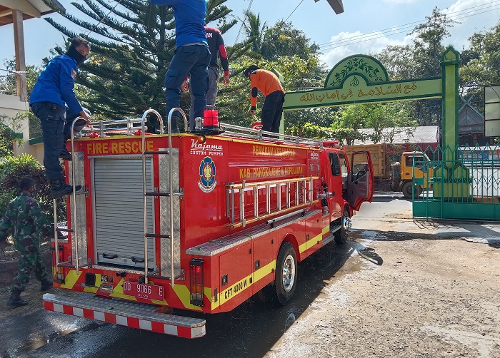 Penyemprotan Desinfektan di seluruh area kampus menggunakan Mobil Pemadam Kebakaran dari Tim Gugus Tugas Covid19 Kabupaten Pangkep. (foto: ist/palontaraq)