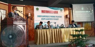 Musker I FKPP Pangkep telorkan 6 Rekomendasi Kepala Kantor Kemenag Pangkep, Muhammad Nur Halik membuka Musker FKPP Pangkep