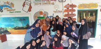 Mahasiswi Sejarah Jepang Berkunjung ke Ponpes Putri IMMIM Mahasiswi asal Jepang, Arai Natsuko (20) dikerumuni siswi/santri Putri IMMIM.