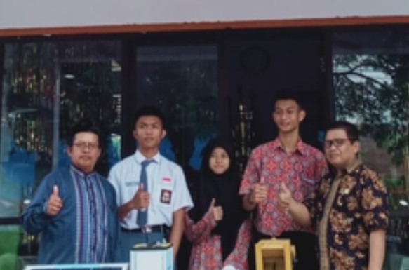 Kepsek SMAN 1 Pangkep, Drs Muhammad Arif dan Guru Mapel Prakarya Syukri, ST mengapit siswanya yang mengikuti Lomba Inovasi teknologi yang digelar Balitbanda Pemprov Sulsel. (fotoL ist/*)