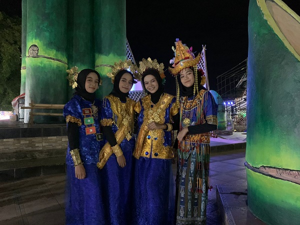 Santriwati Kelas VIII Putri IMMIM yang tampil menari tari 4 Etnis di ajang PLP 2022. (foto: ist/*)