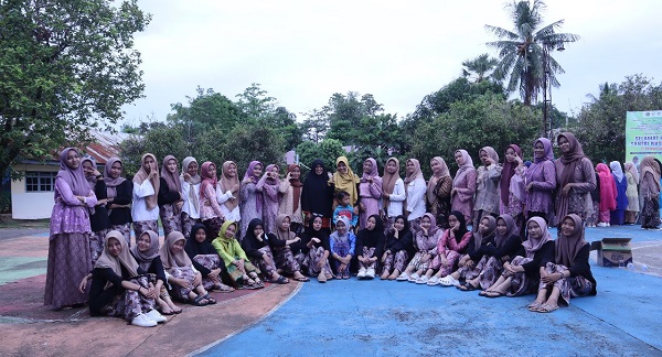 Para santriwati Putri IMMIM dalam pakaian adat daerah di perayaan Hari Sumpah Pemuda. (foto: ist/*)