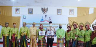 Inilah Logo DKPK Pangkep, Arti dan Maknanya Bupati Pangkep, H. Muhammad Yusran Lalogau dan Ketua DKPK Pangkep, Nurlita Wulan Purnama memperlihatkan Logo DKPK Pangkep., didampingi Penciptanya Ahmad Anshari (keempat dari kiri) (foto: ist/*)